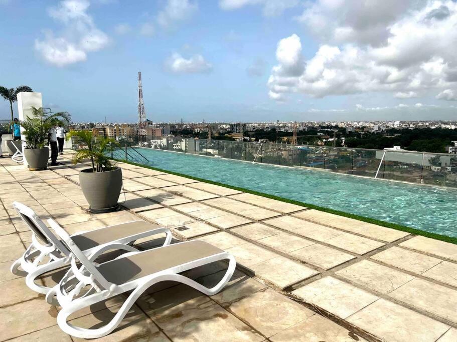 Piscina a Luxurious Apt with Rooftop Pool o a prop
