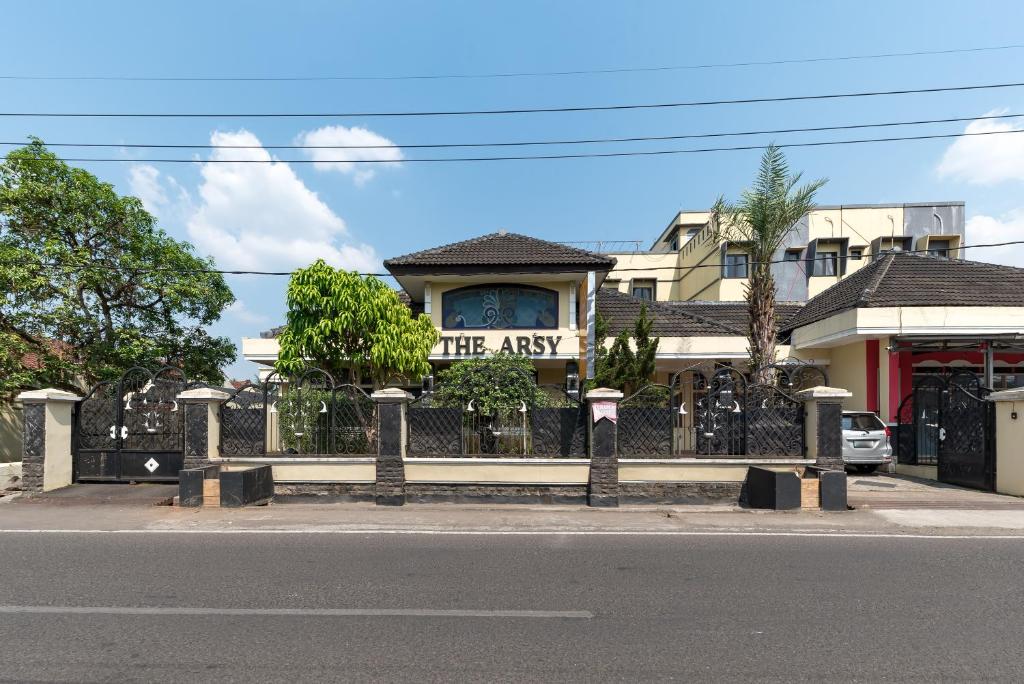 una cerca de hierro negro frente a una casa en RedDoorz Syariah @ Jalan Siliwangi Tasikmalaya, en Tasikmalaya