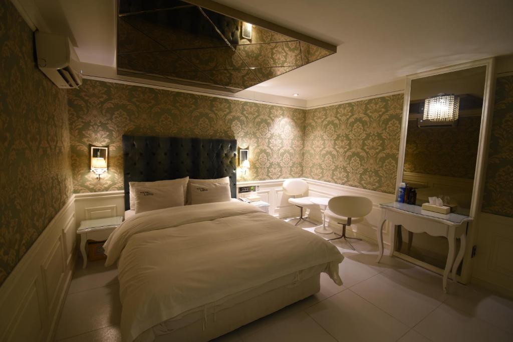 Tempat tidur dalam kamar di Lava Hotel