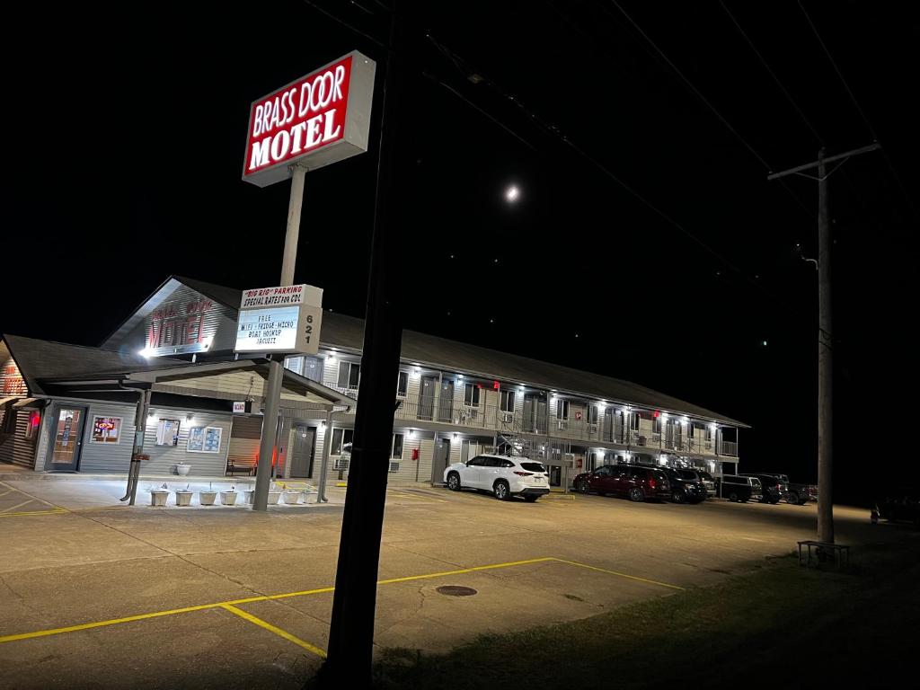 amission Motel Schild vor einem Parkplatz in der Unterkunft Brass Door Motel in Gassville