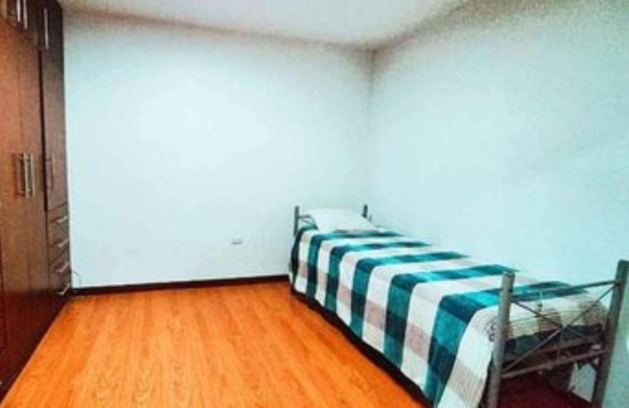 Un pat sau paturi într-o cameră la Habitación en el Centro de Cuenca