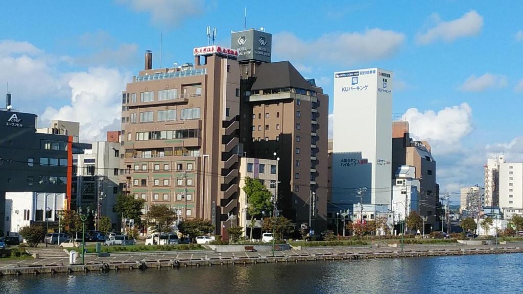 釧路的住宿－Hotel Global View Kushiro，一座高楼高大的城市,水体