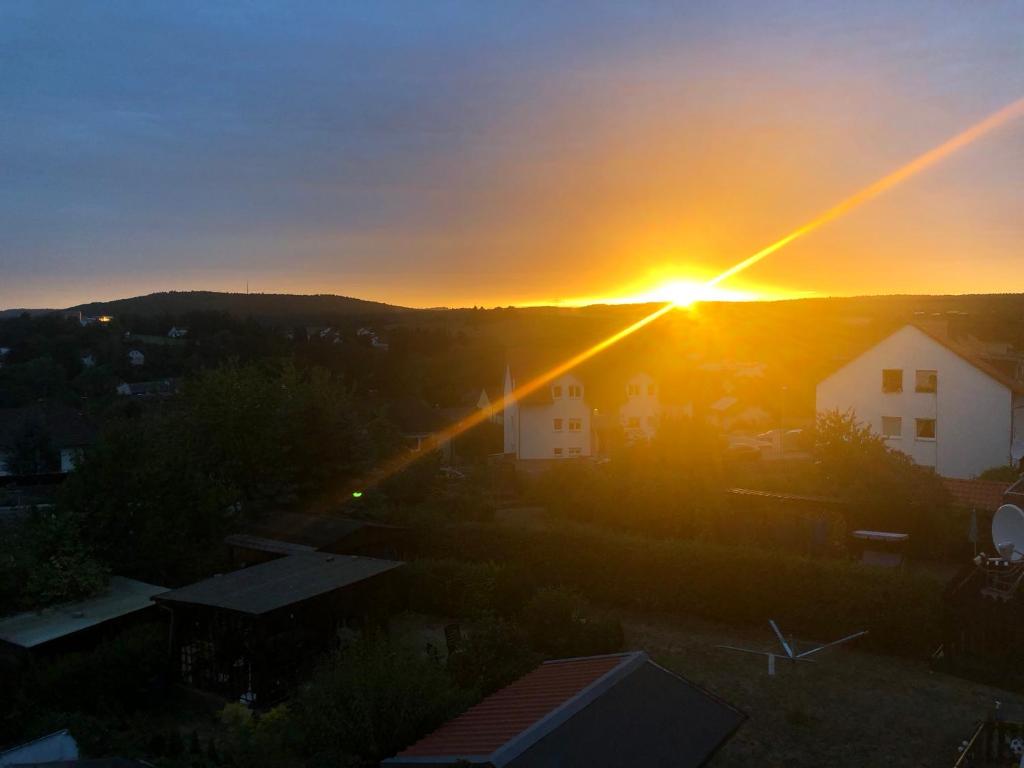 einen Sonnenuntergang vom Dach eines Hauses in der Unterkunft 3-Zimmer-Wohnung Lichtenfels Schney in Lichtenfels