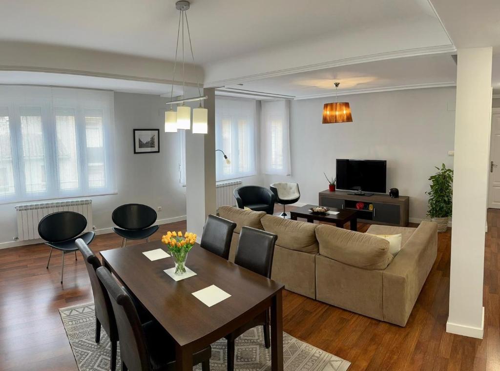 a living room with a couch and a table at Apartamento La Cava in Calahorra