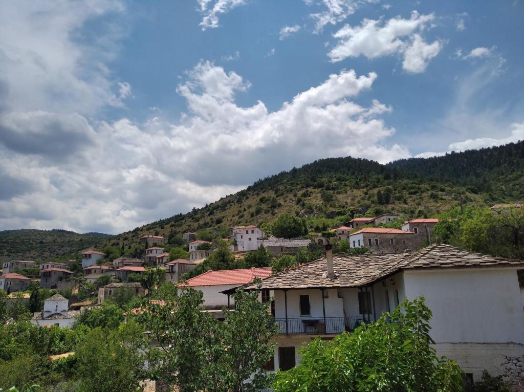 ein Dorf auf einem Hügel mit Häusern und Bäumen in der Unterkunft Zakouta house in Prastós
