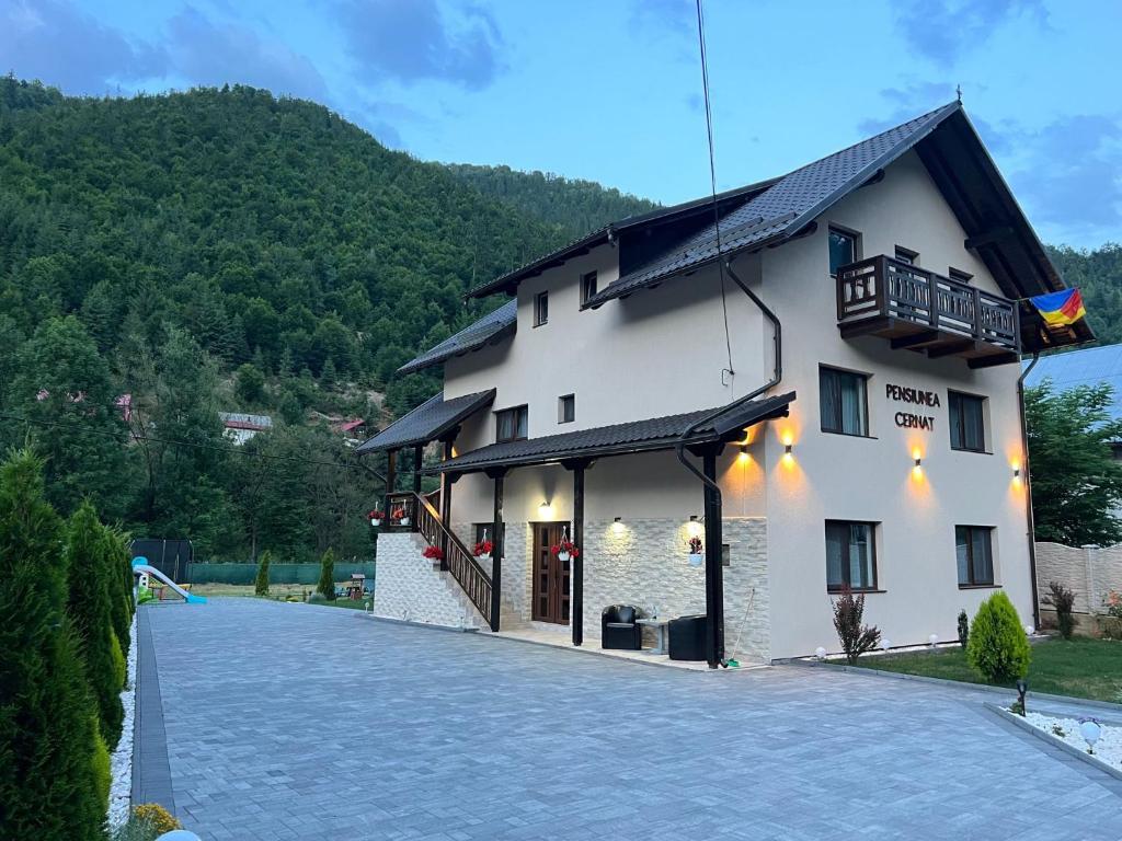 Nespecifikovaný výhled na hory nebo výhled na hory při pohledu z penzionu