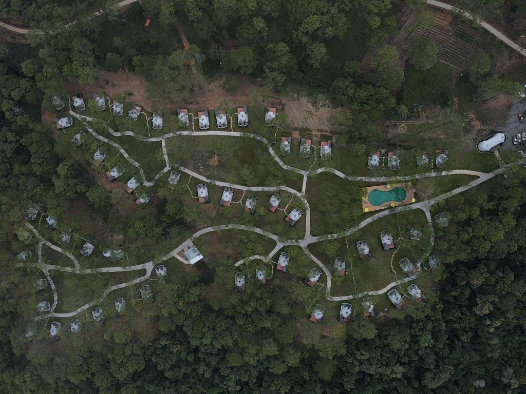 una vista aérea de un estacionamiento con un grupo de tiendas de campaña en Romdoul Kirirom Resort, en Kampong Speu