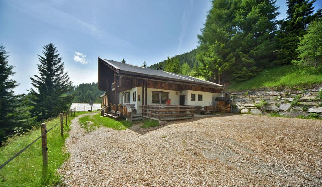 a house with a gravel driveway in front of it at RANGERSDORFER HÜTTE in Witschdorf