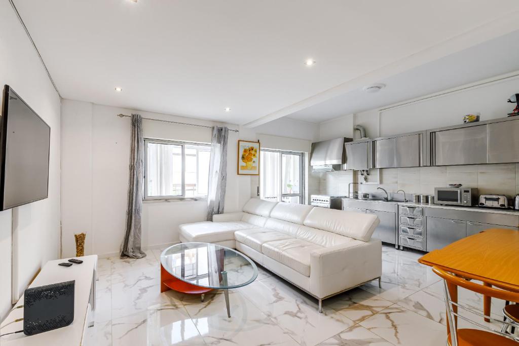 a living room with a white couch and a table at Moreira in Amora