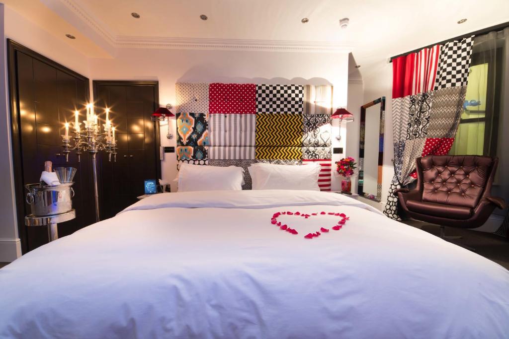 The Exhibitionist Hotel - Splash Splash Splash
