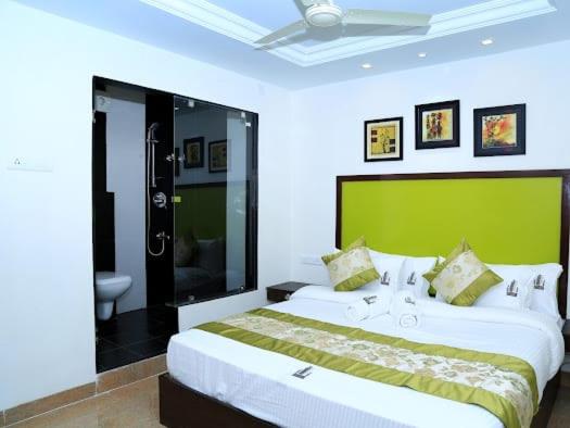 Säng eller sängar i ett rum på Hotel Swathi Urban Nest