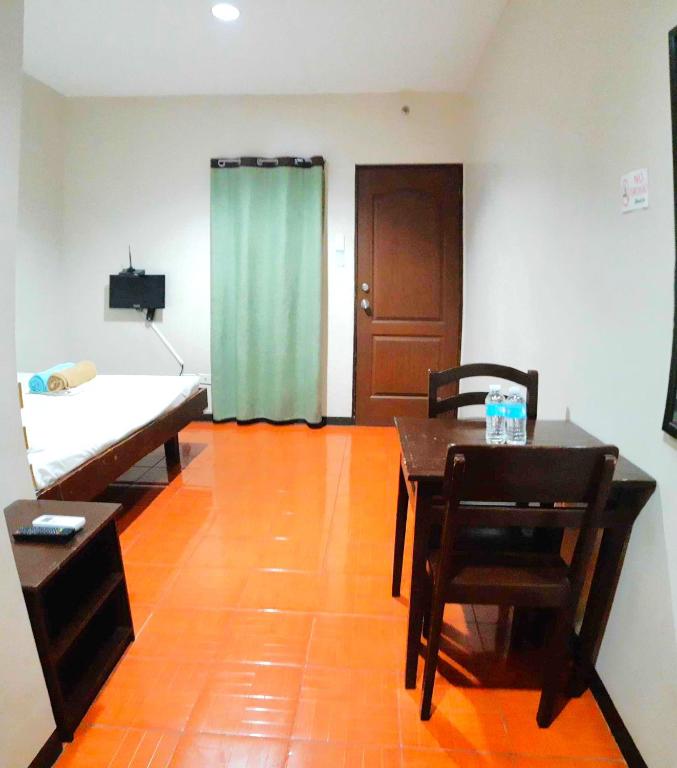 Postel nebo postele na pokoji v ubytování Hotel California Suite