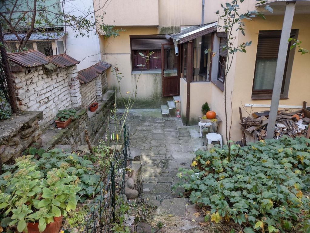 Charming Central Home with Garden near Parking and NDK - Two-Bedroom Apartment