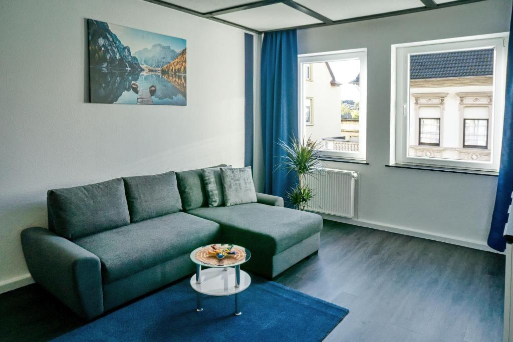 sala de estar con sofá y mesa en BIG Apartment bis 7 Personen, en Solingen