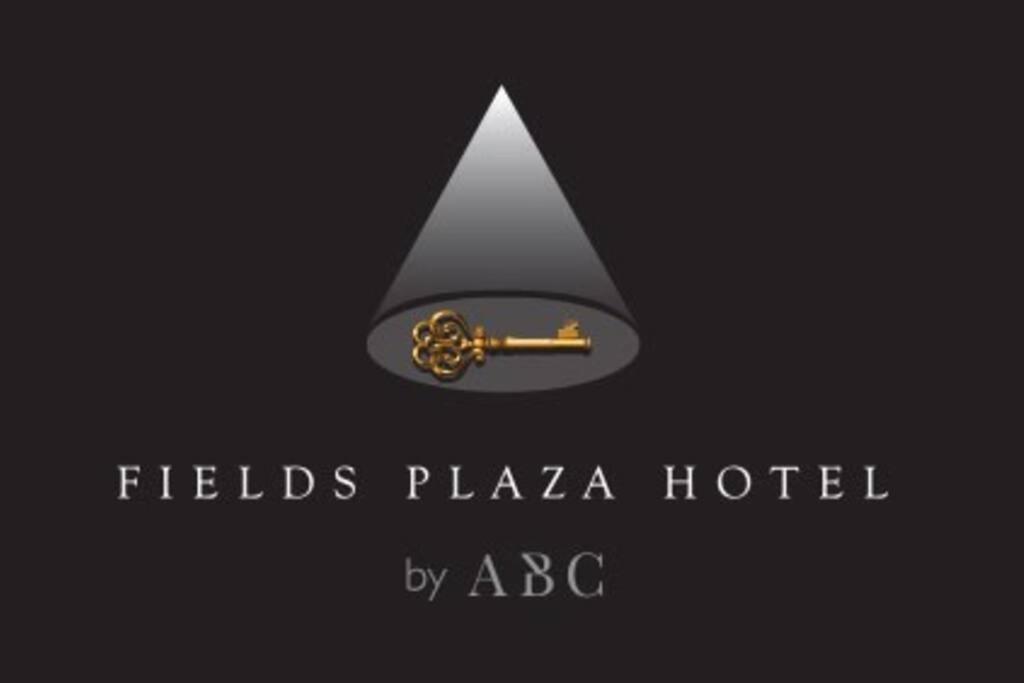eine Pyramide mit einem goldenen Schlüssel in der Mitte in der Unterkunft 1BR Fields Plaza Hotel 402 by ABC near to walking St in Angeles