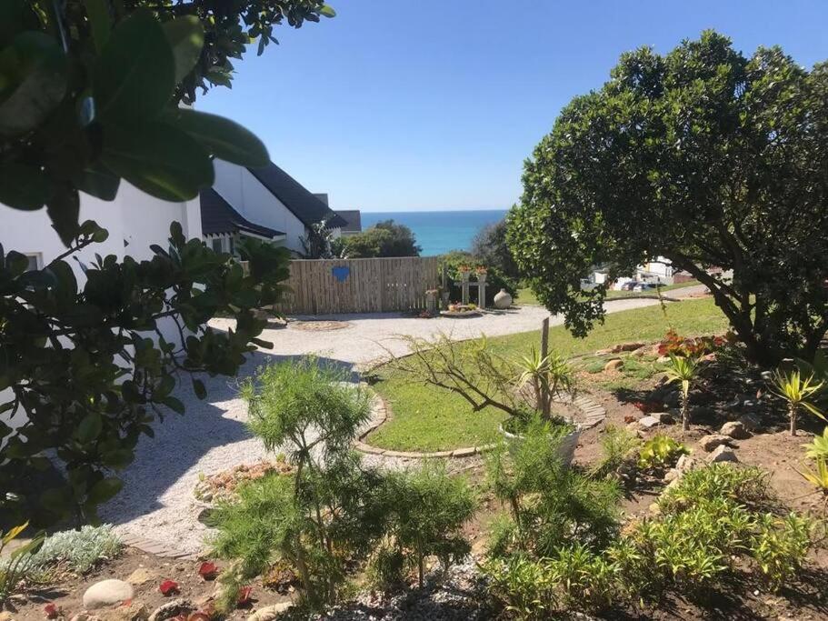 - un jardin avec vue sur l'océan dans l'établissement Perrywinkle - Top floor sea view appartment, à St Francis Bay