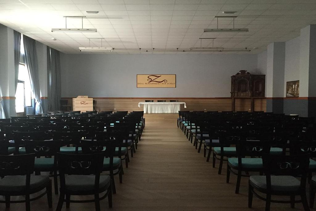 The business area and/or conference room at Hotel Real Monasterio de San Zoilo