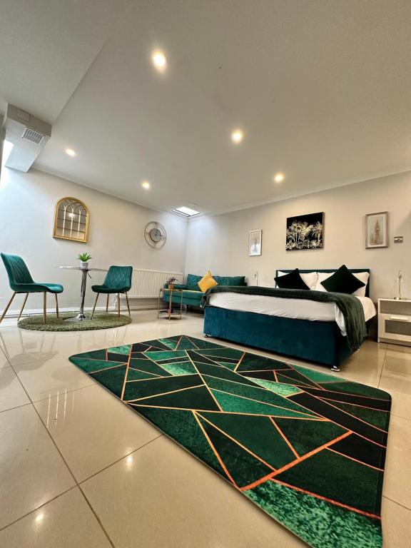 a bedroom with a bed and a green rug at Luxury Studio Apartment in Harrow on the Hill