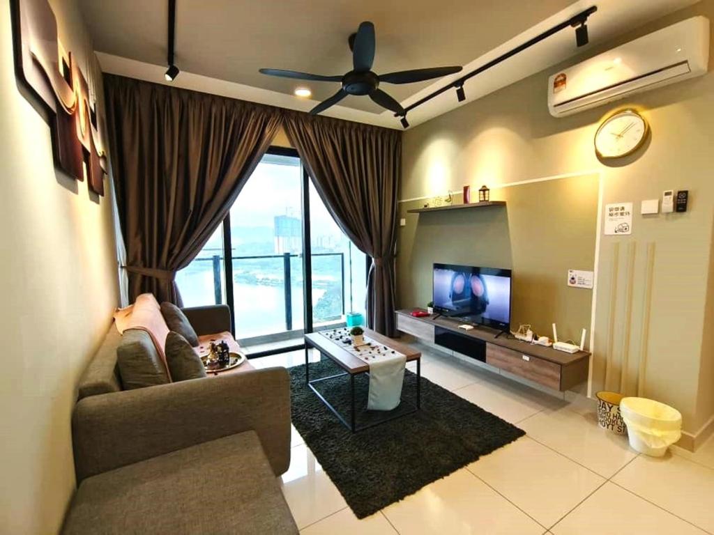 - un salon avec un canapé et une télévision dans l'établissement 6pax Modern Style Netflix M18 Lake Park Metropolitan D, à Kuala Lumpur