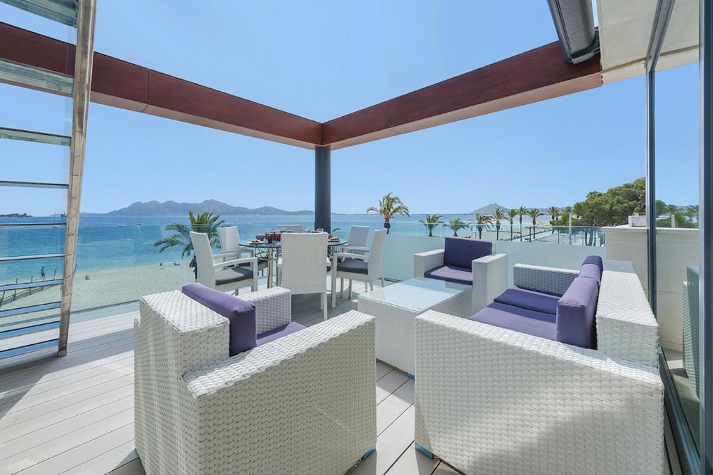 a balcony with chairs and a view of the ocean at Ático Londres Derecha in Port de Pollensa