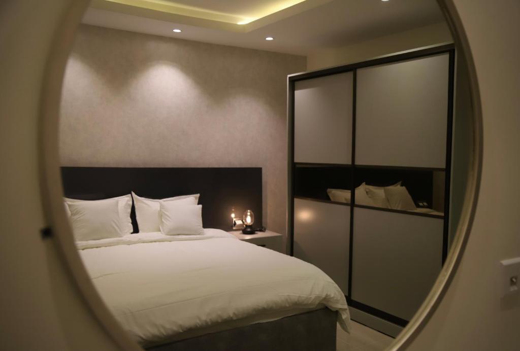 Postel nebo postele na pokoji v ubytování Zaan Apartment Al-Nafel