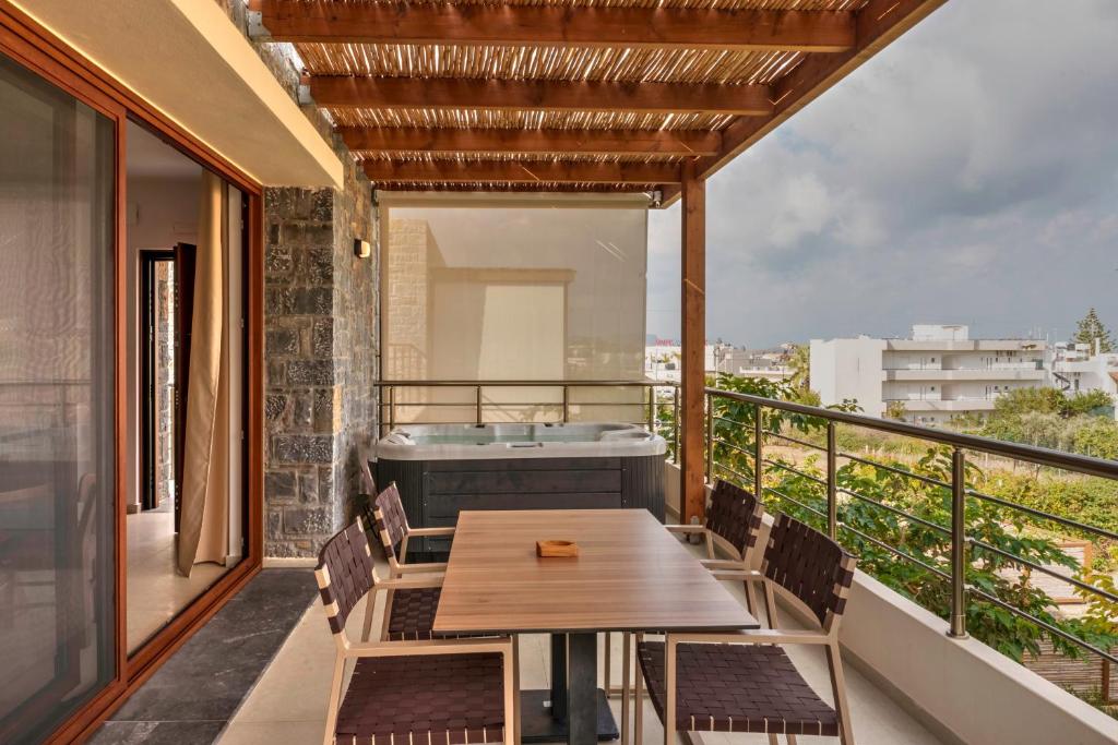 Balkón nebo terasa v ubytování Volta Suites and Villas