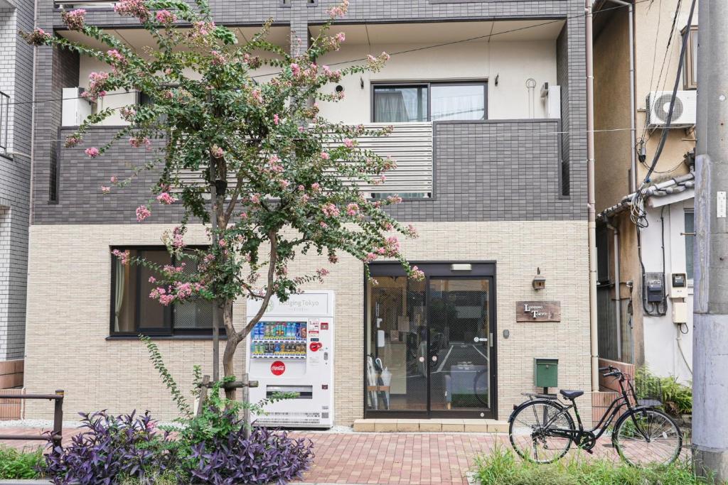 una bicicleta estacionada frente a un edificio en Lodging Tokyo Tj03, en Tokio