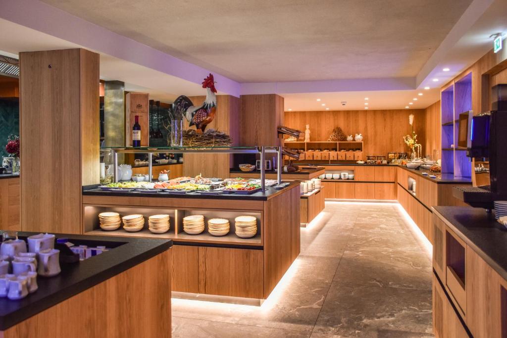Kuchyň nebo kuchyňský kout v ubytování Lechquell Hotel Post