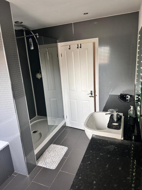 y baño con bañera, aseo y lavamanos. en "Tranquil Village Hideaway Bungalow"near Kings Lynn en Kings Lynn