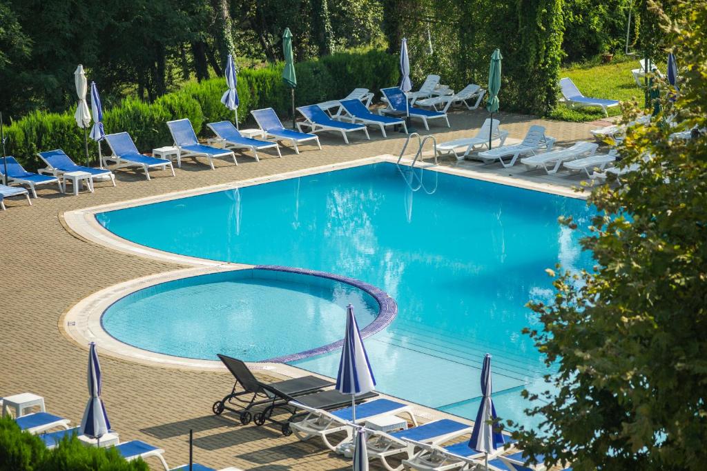 Bazén v ubytování Legends Tskaltubo Spa Resort nebo v jeho okolí