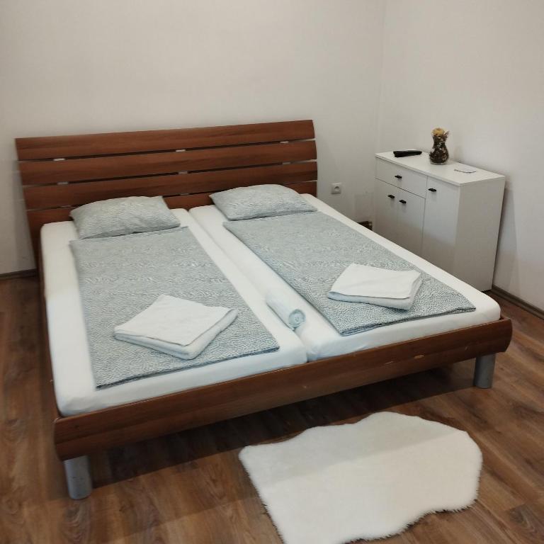 Postel nebo postele na pokoji v ubytování Apartmány 77