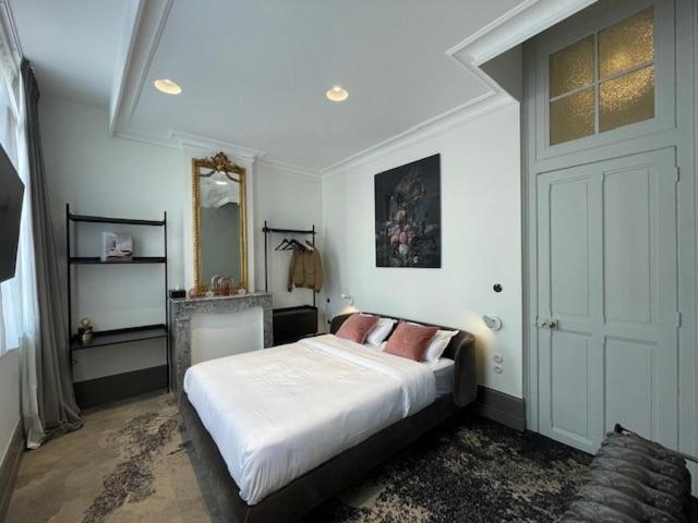 um quarto com uma cama grande num quarto em Maison Manotte d’Artois em Arras