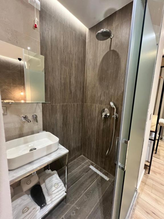 Koupelna v ubytování Enzo rooms & apartment Blloku