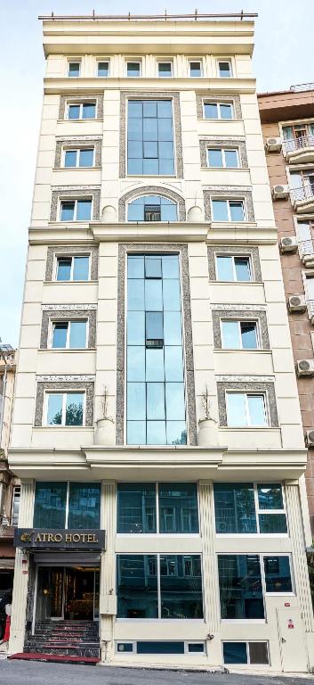ein großes weißes Gebäude mit vielen Fenstern in der Unterkunft Atro Hotel in Istanbul