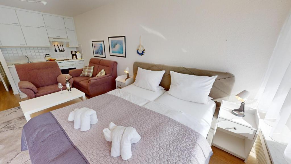 ペルツァーハケンにあるNeuKlosterhof App. 06のベッドルーム1室(ベッド1台、タオル2枚付)