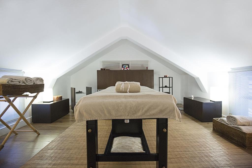 A bed or beds in a room at Hospes Las Casas del Rey de Baeza, a Member of Design Hotels