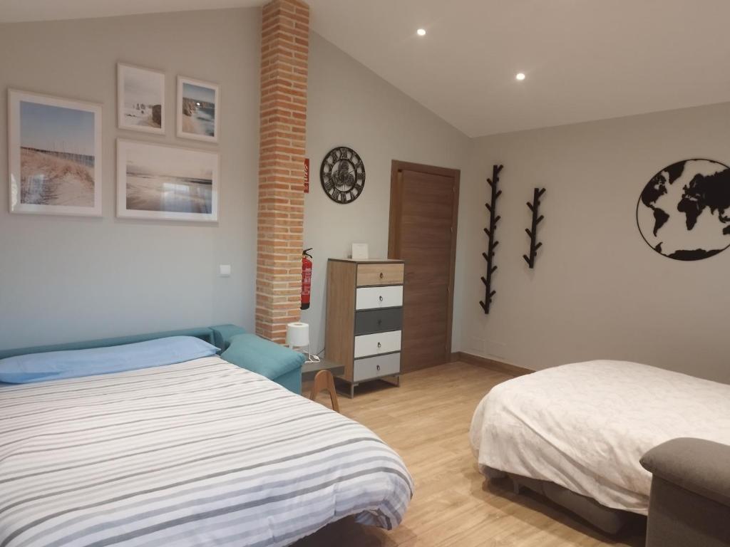 a bedroom with a bed and a dresser at Mi lugar favorito in Torrejón del Rey