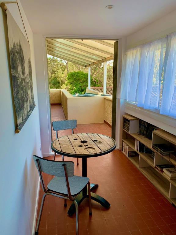 un salon avec une table et deux chaises dans l'établissement PETIT HAVRE DE PAIX, à Vergèze