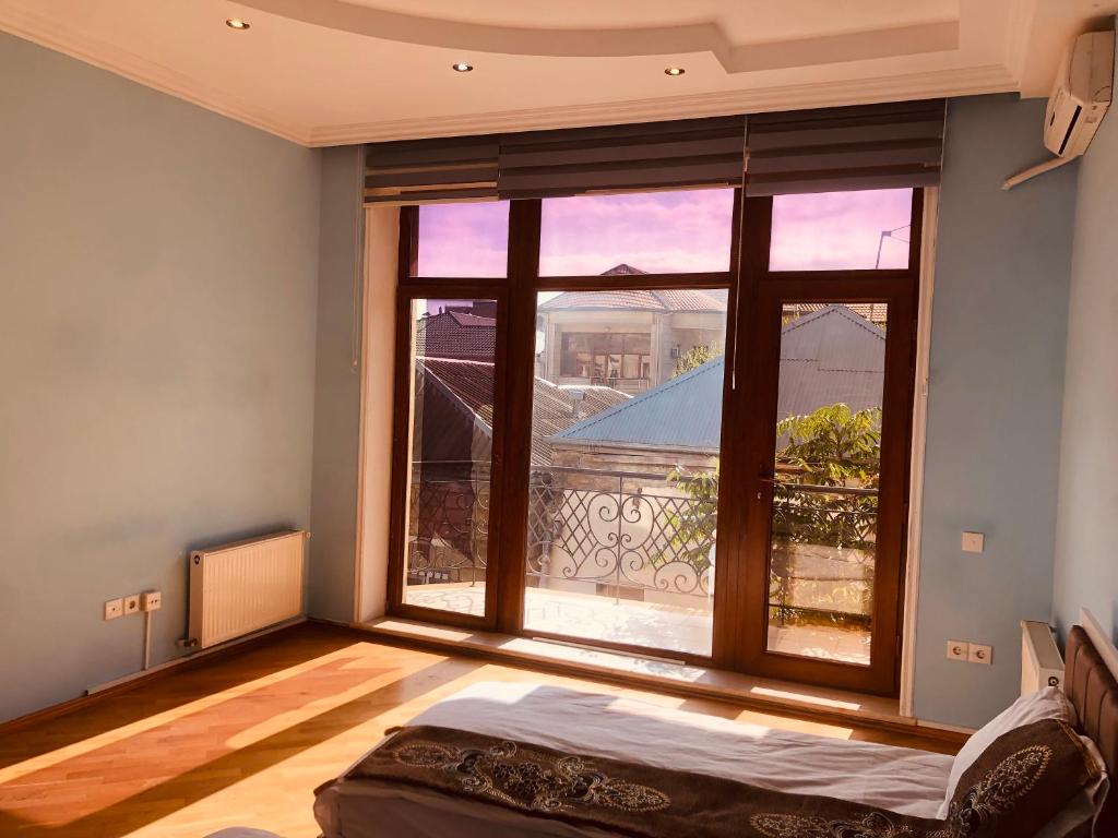 een groot raam in een kamer met een bed ervoor bij ART inn hotel in Baku