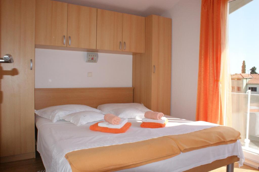 Tempat tidur dalam kamar di Apartments Rajcic