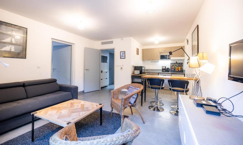 un salon avec un canapé et une table dans l'établissement Le Beau séjour, à Montpellier