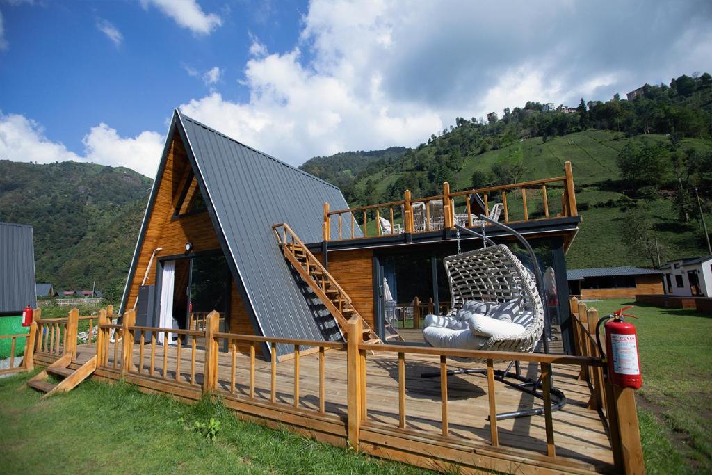 a small cabin with a deck and a balcony at TERAPİ TATİL KÖYÜ in Rize