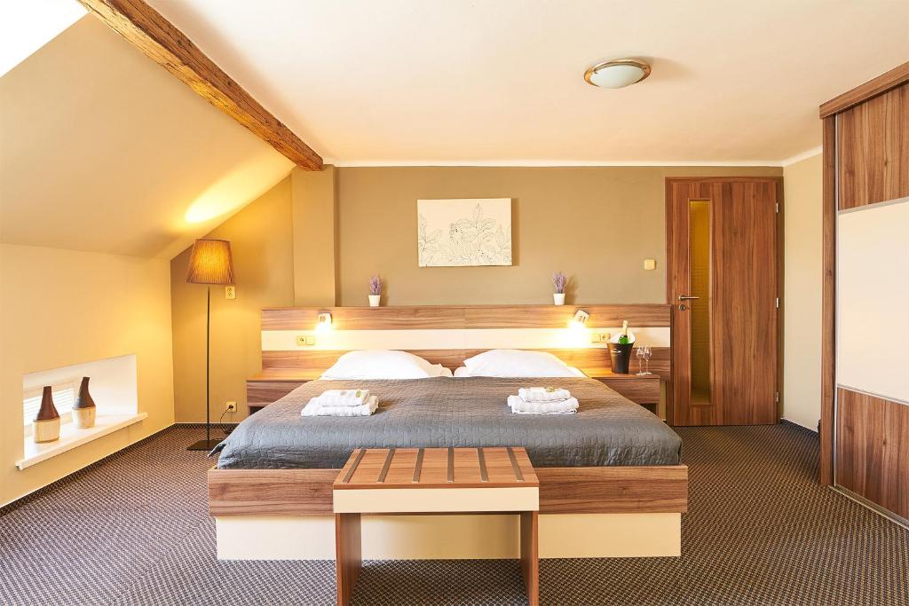 Postel nebo postele na pokoji v ubytování Wellness Hotel Kocanda