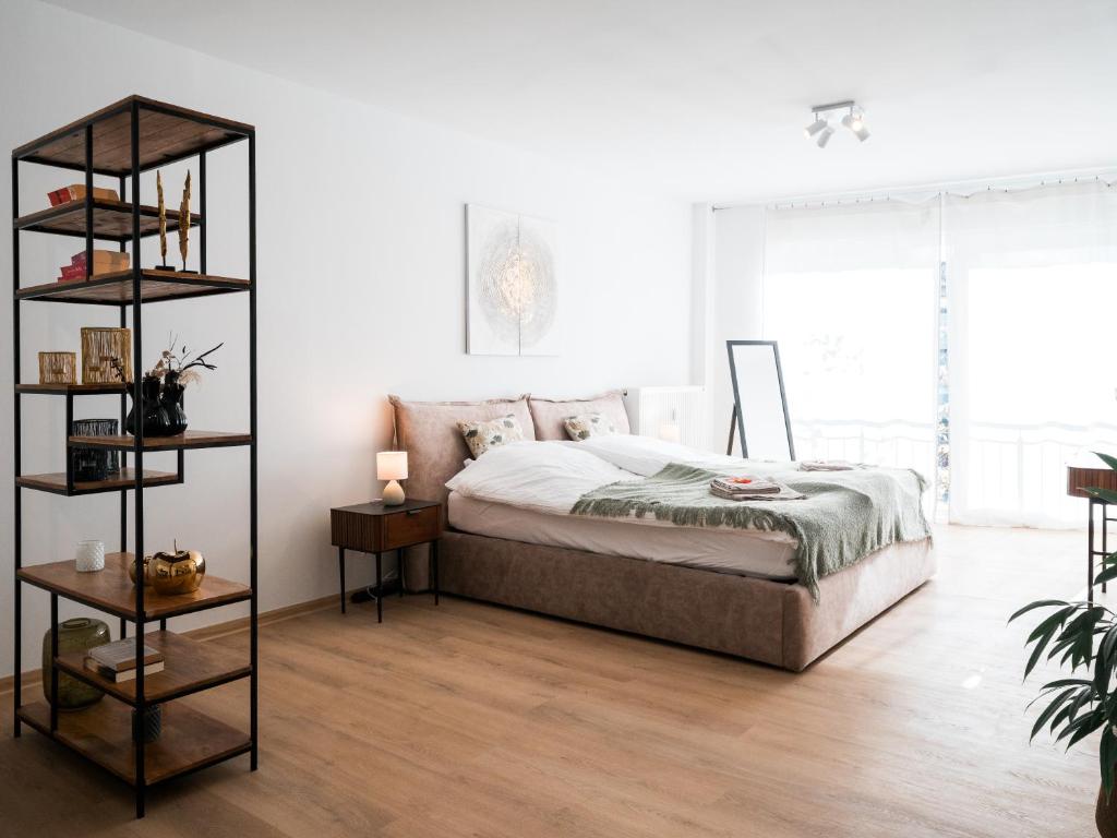 Un pat sau paturi într-o cameră la Ferienwohnung für 2 im Zentrum: Wifi Küche Parken