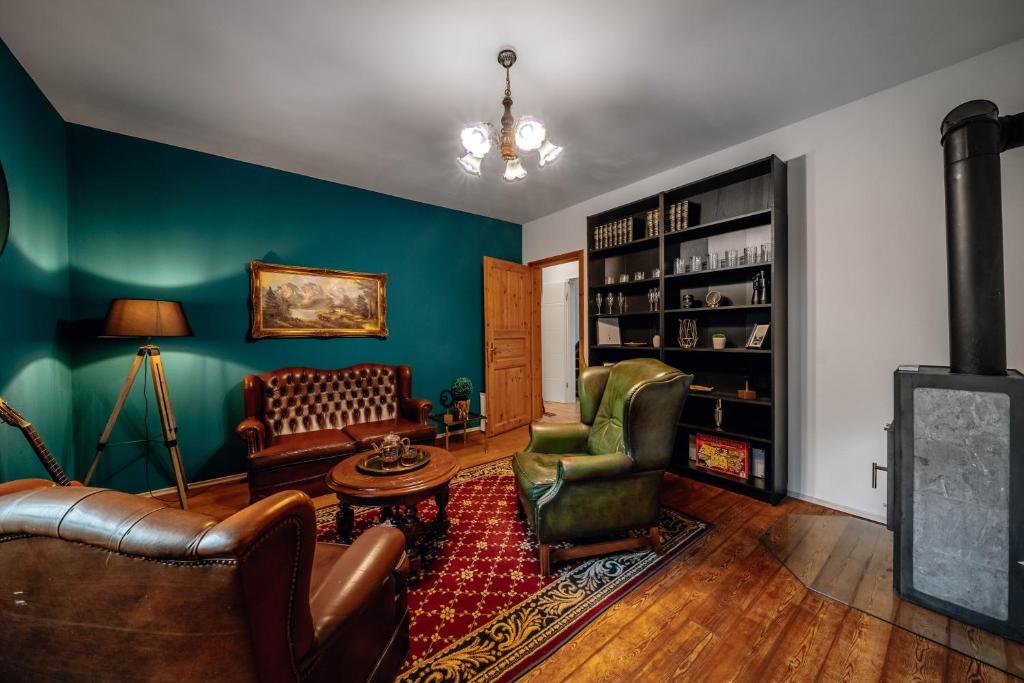 ein Wohnzimmer mit einem Sofa, einem Tisch und Stühlen in der Unterkunft Otto von Bismarck Apartment in Bad Ems