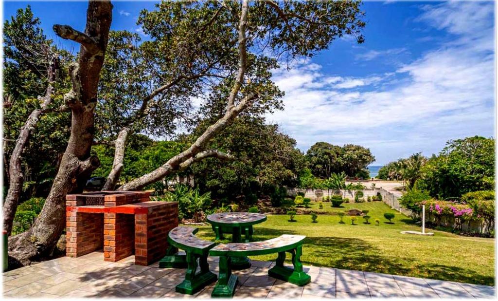 una mesa de picnic en un parque con un árbol en Sea Park Holi-Stay - 2on1stAve, en Port Shepstone