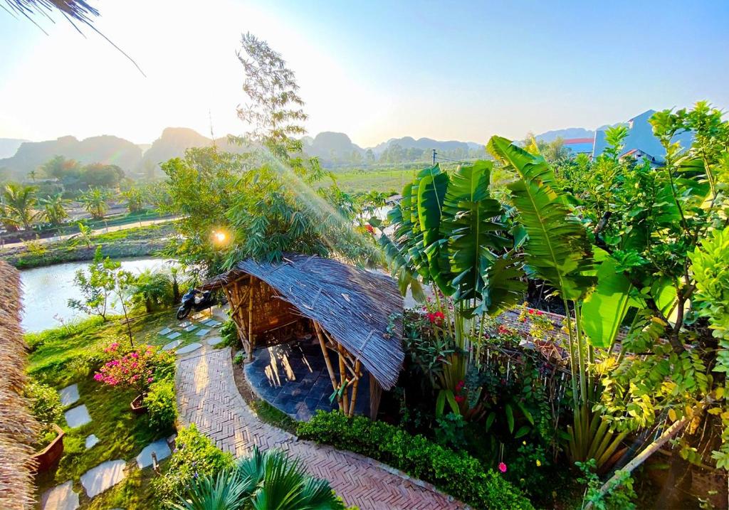 einen Garten mit einem Brunnen in der Mitte in der Unterkunft Nan House - Tam Coc in Ninh Bình