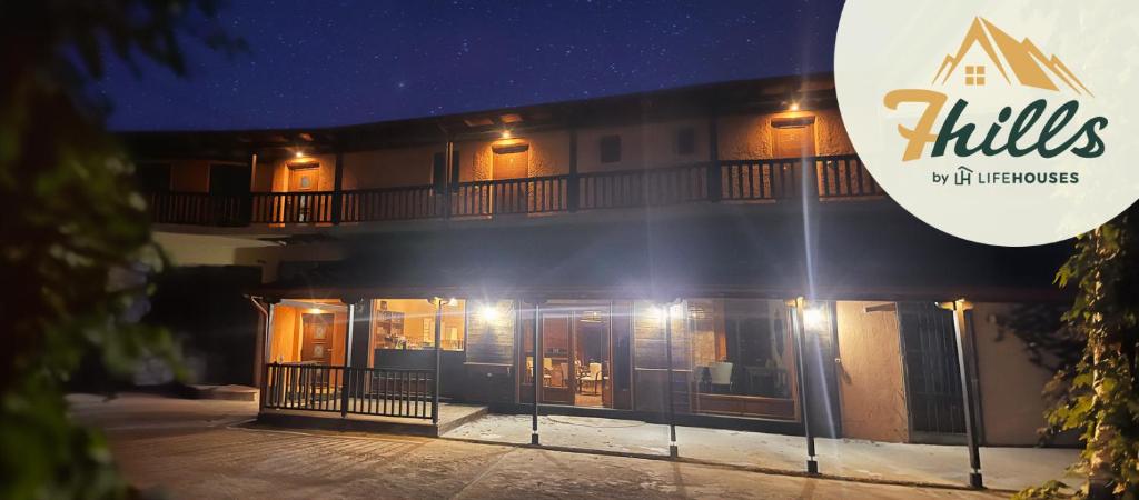 un hotel por la noche con las luces encendidas en 7Hills by Life Houses, en Eptalofos