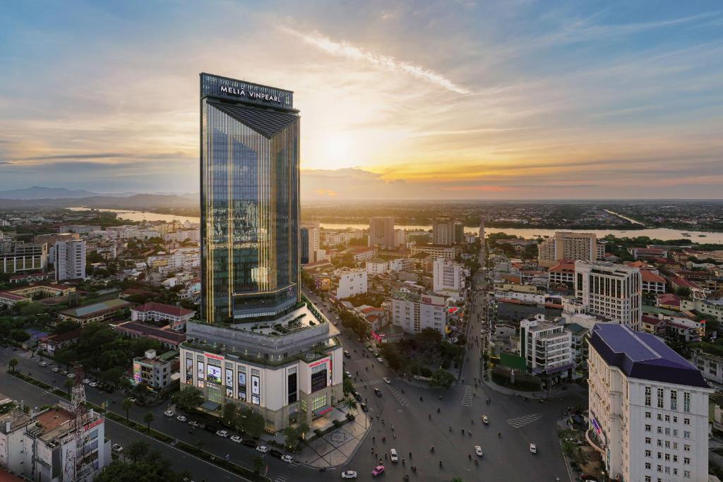 eine Luftansicht einer Stadt mit einem hohen Gebäude in der Unterkunft Melia Vinpearl Hue in Hue