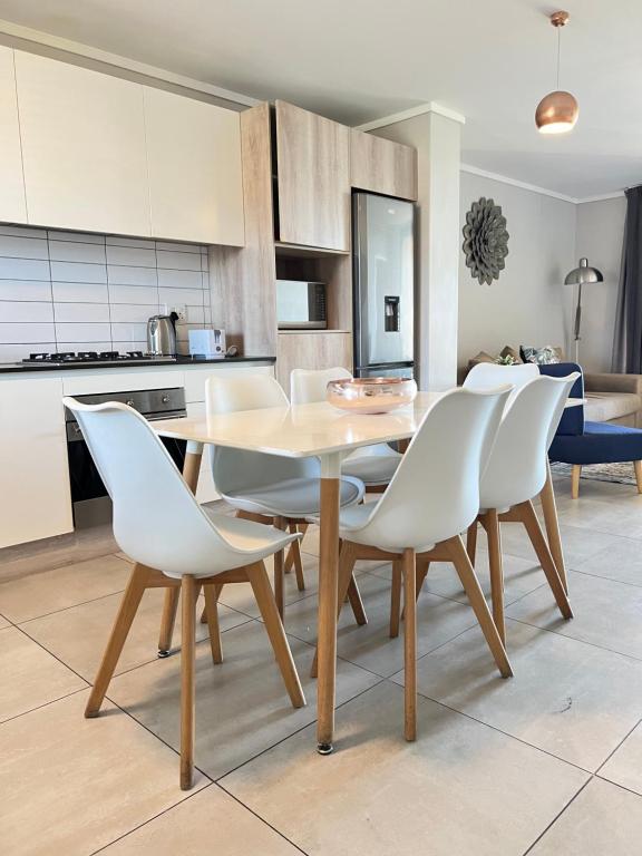 Elegant Waters Edge apartment next to Canal walk, Cape Town (updated